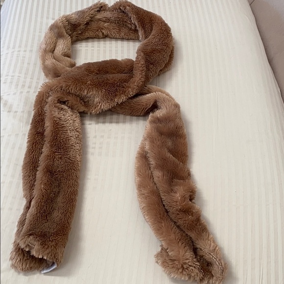 Brookstone Accessories - Brookstone women’s faux fur scraf